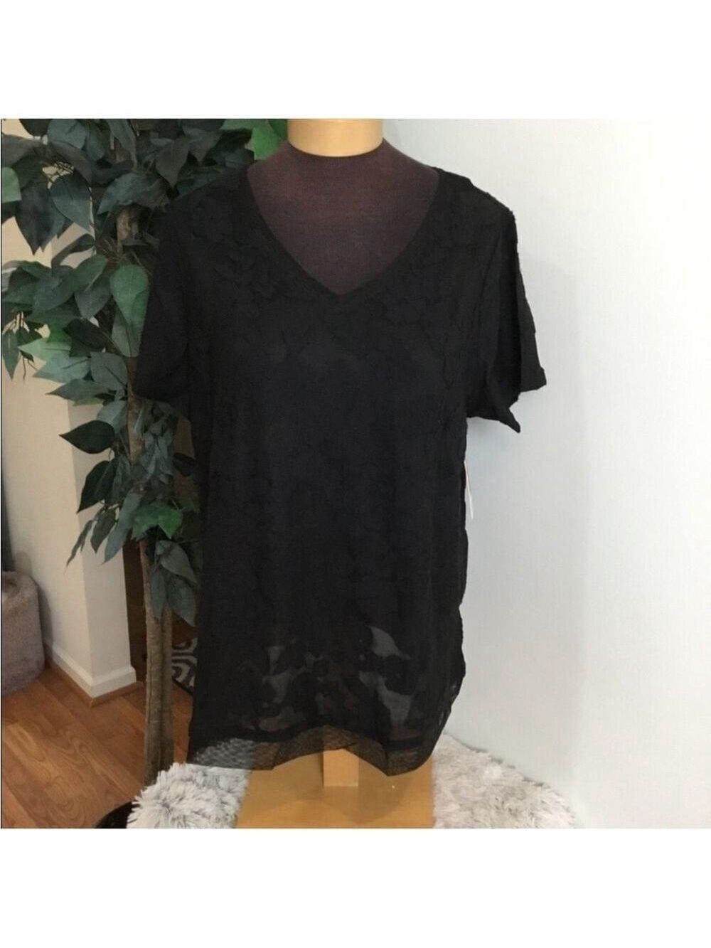 Evri textured floral short sleeve tee Woman’s size 0X plus mineral black